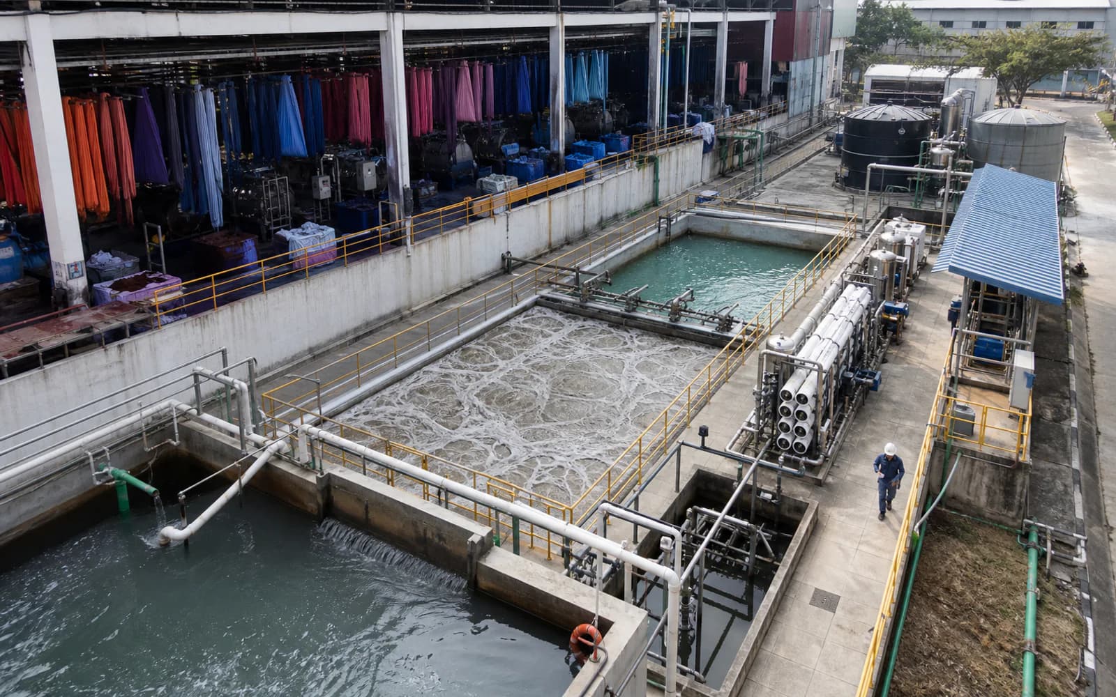 Textile production facility with an integrated wastewater reuse plant
